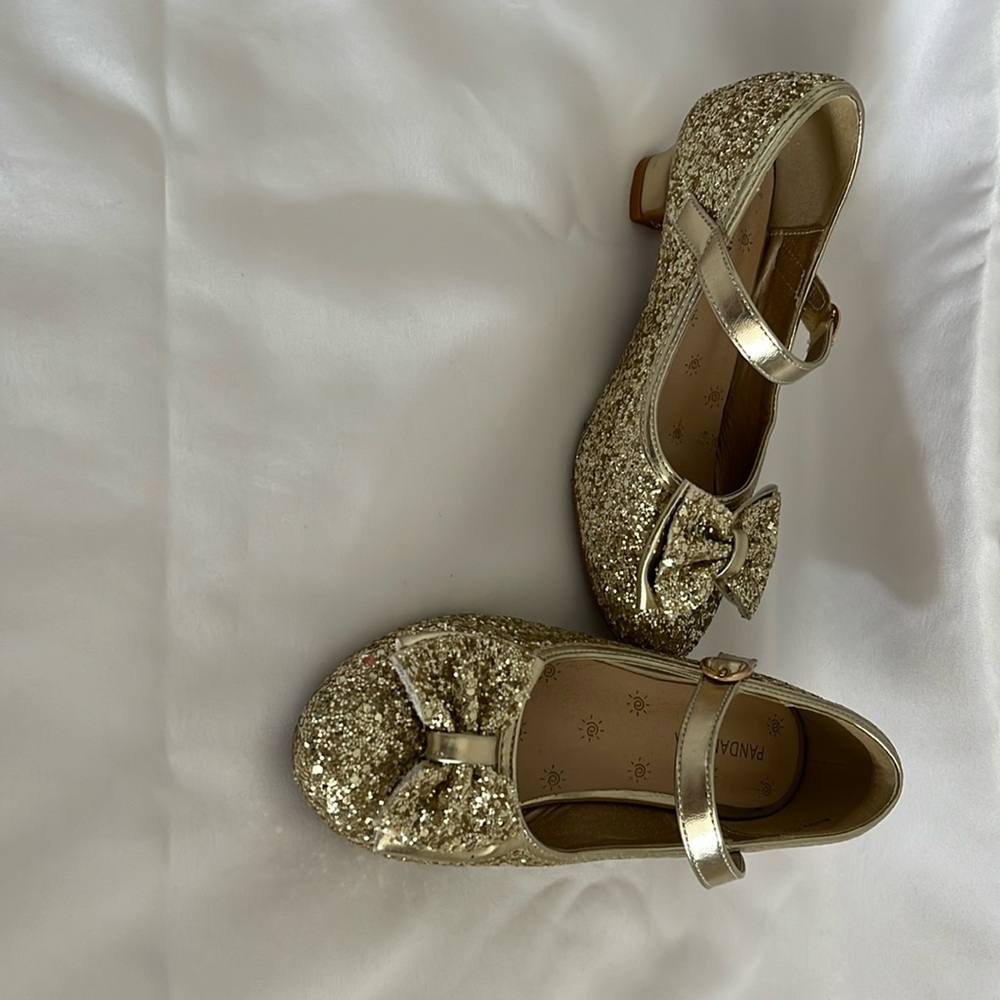Like new girls dress shoes with bunny heel, size 1